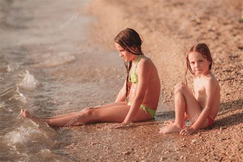 Kinder Spielen Am Strand Stockfoto Hannanes