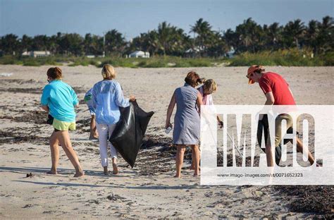 June 14 2016 Florida Us Volunteers Pick Up Trash During A