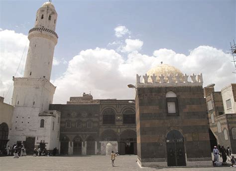 هكذا ينهب الحوثيون الآثار والمخطوطات من أهم المساجد التاريخية في اليمن