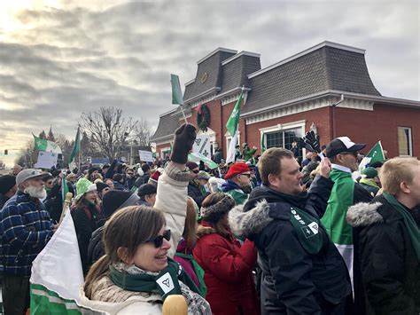 Contrairement aux francophones du québec qui s'identifient généralement comme québécois, les francophones hors québec sont appelés des canadiens francophones (ex : Les Franco-Ontariens se font voir et entendre à Ottawa et ...