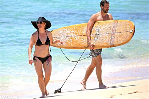 Celebrity Entertainment Whoa Jennie Garth Shows Off Her Bikini Body On A Hawaiian