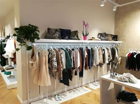 La scelta degli arredi per un negozio di abbigliamento dovrà essere funzionale al tipo di prodotti esposti e coerente dal punto di vista stilistico con il target che abbiamo selezionato. Arredamento negozio Abbigliamento: consigli utili per un ...