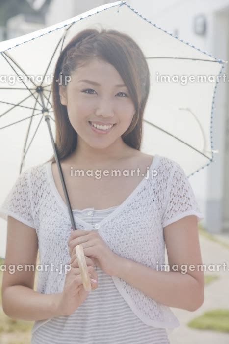 日傘を差して歩く女性の写真素材 [24032353] イメージマート