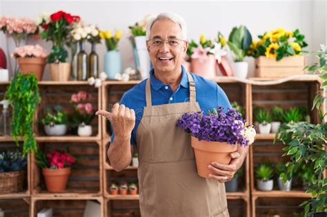 Hombre De Mediana Edad Con Pelo Gris Trabajando En Una Tienda Florista