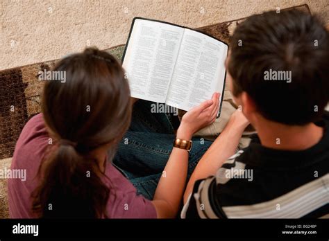 Una Pareja Leyendo La Biblia Juntos Fotografía De Stock Alamy