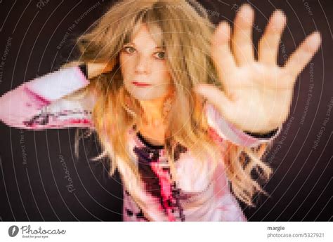 Eine Frau In Abwehrhaltung Verpixelt Ein Lizenzfreies Stock Foto Von Photocase