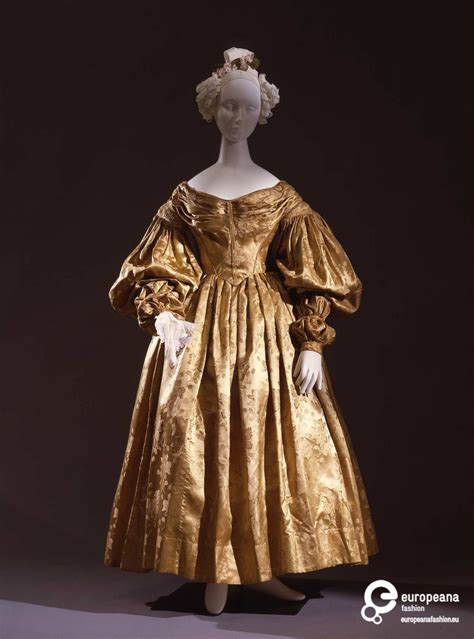 history-of-fashion-photo-fashion,-historical-dresses,-victorian-fashion