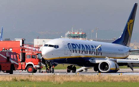 Ryanair sops consider firmer landings to be normal. Ryanair flight forced into emergency landing after hitting flock of birds | Daily Mail Online