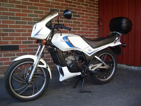 The rd 125 can be ridden casually around town, burbling gently (but loudly) under 6000 rpm. Kuva: CIMG0386 (Yamaha RD 125)