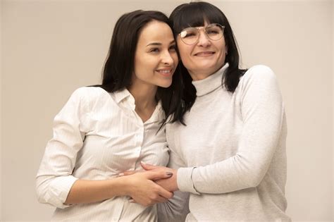 Un Retrato De Una Feliz Madre E Hija Foto Gratis