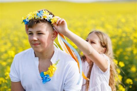 86 підлітків бачать своє майбутнє в Україні опитування Родина