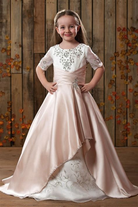 Robes de mariage pour enfant si vous vouliez que votre filles soient elegante comme vous, les meilleurs modeles de robe de mariages de l'annee sont chez abiyefon. Tenue de mariage enfant pour produire un grand effet