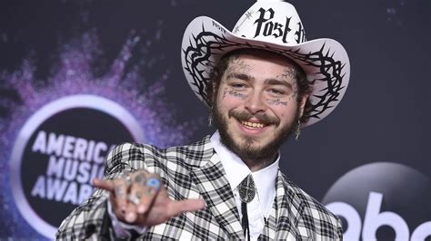 Austin richard post (born july 4, 1995), known professionally as post malone, is an american rapper, singer, songwriter, record producer, and actor.malone has gained acclaim for blending a range of genres including hip hop, r&b, pop, trap, rap rock, and cloud rap.malone is known for his introspective songwriting and variegated vocal styles on his music. Post Malone anuncia que fará live cantando músicas do ...