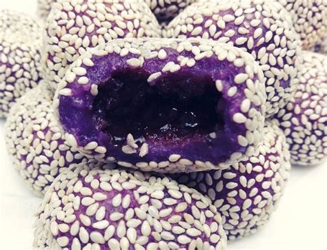 Selain rasanya yang enak dan bentuknya yang bulat, taburan wijen membuat makanan ini terasa lebih gurih. 5 Cara Membuat Onde Onde Kekinian, Ada Rasa Cokelat hingga ...