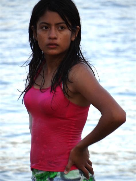 ビーチで裸の若い女性 ポルノ写真