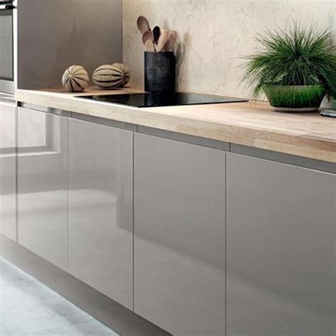 White arabesque marble effect quartz worktop with bevelled edge. The backboard on our Bayswater Gloss Cashmere Kitchen is ...