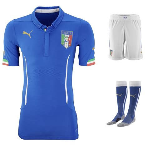 Vom ausrüster werden neben der spielkleidung bestehend aus trikot , hose und stutzen auch die. Trikot Italien Home für die Fußball-Weltmeisterschaft 2014 ...