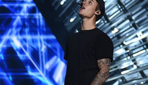 Justin Bieber Premieres What Do You Mean Music Video Gets Cozy With