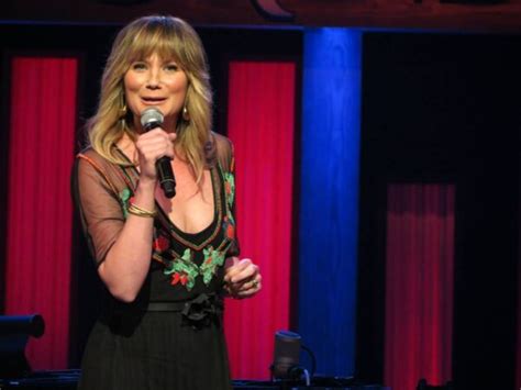 Jennifer Nettles To Host 2014 Cma Country Christmas Hometown Country Music