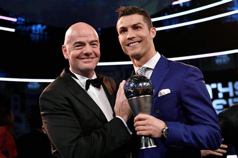 Cristiano Ronaldo Gana El Premio The Best Fútbol Abc Color