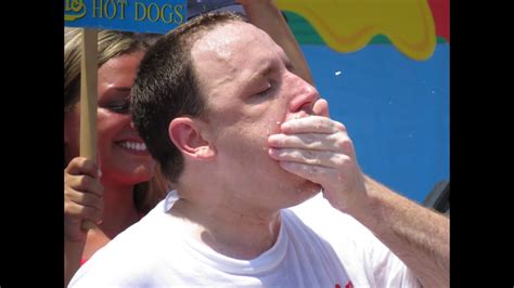 Defending world champion joey chestnut broke his own world record sunday, devouring 76 hot dogs and buns in 10 minutes during nathan's famous international hot dog eating contest. (Live Video) 2013 Nathans Hot Dog Eating Contest Joey Chestnut Breaks his Own Record!!! - YouTube