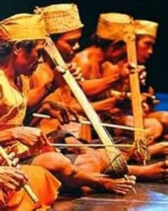 Kelompok ini terdiri dari 5 orang, yaitu momo (vokal), roby (gitar), nard (bass), dhan. 7 Alat Musik Tradisional dari Sulawesi Tengah - TradisiKita