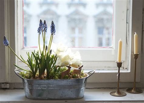 Frühlings-Fensterbank | Fensterbank dekorieren, Dekorieren, Fenster