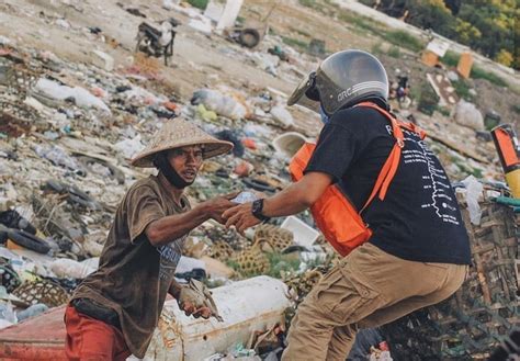 It's awesome to see the Bali locals working together. : bali