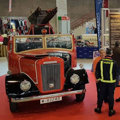 Mira, este es nuestro chistoso amigo payaso. Coches antiguos de bomberos en la Casa de Campo - Diario ...