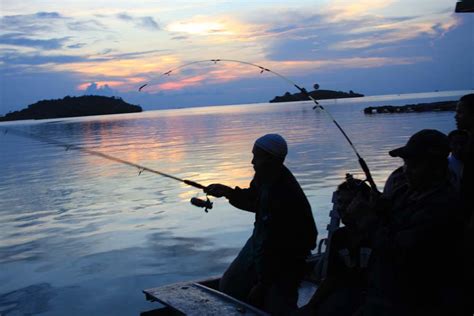 8 Gambar Orang Mancing Dengan Berbagai Gerakan