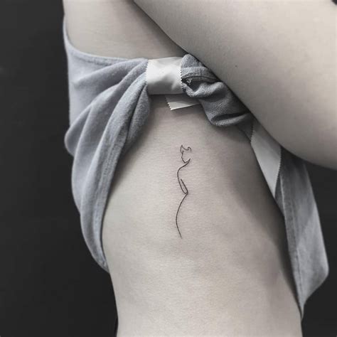 Quibe S One Line Nude Tattoo On The Right Side