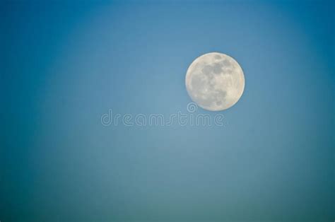 La Luna Llena En Un Cielo Azul Imagen De Archivo Imagen De Luna