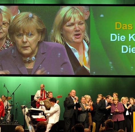 Kieler Wahlkampf Wie Angela Merkel Mit Ihren Mundwinkeln Kämpft Welt