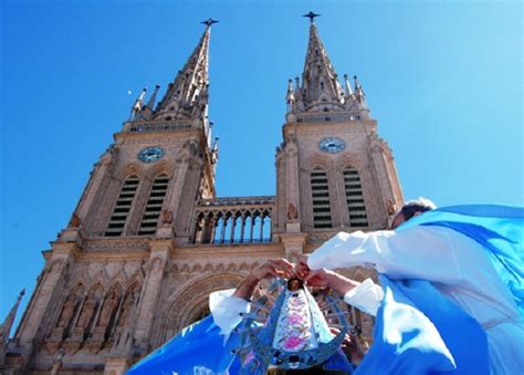 The eye sees only what the mind is prepared to comprehend. La Iglesia convocó a una misa en la Basílica de Luján ...
