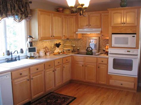 Choose light colored kitchen tile floors with oak cabinets to look darker. What Color Wood Floor Goes With Oak Cabinets | Sofa Cope