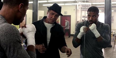 Apjához hasonlóan ő is bajnoki címről álmodozik, ezért philadelphiába utazik, és meggyőzi apollo egykori riválisából lett barátját, rocky balboát (sylvester stallone). Crítica: "Creed - Nascido Para Lutar" faz justiça à ...