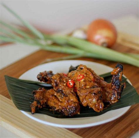 Ayam suwir disajikan bersama nasi putih hangat, bikin ketagihan. Resepi Ayam Percik (met afbeeldingen)