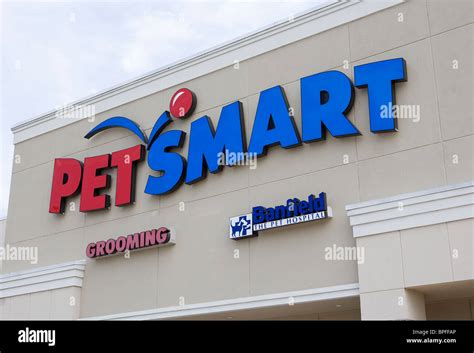 Petsmart Pet Store Hi Res Stock Photography And Images Alamy