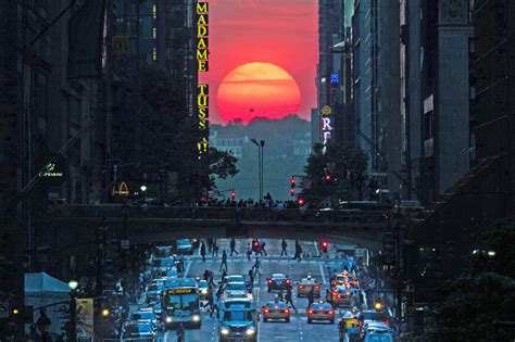 Manhattanhenge Is Here See The Dazzling Moment When The Sun Lines Up