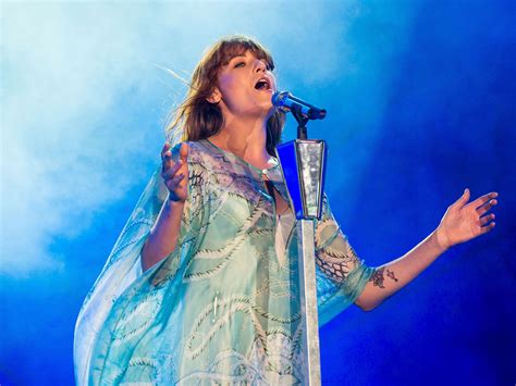 Glastonbury 2015 Line Up Florence The Machine Send Best Wishes To Dave Grohl After Stepping
