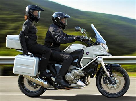 La versión dct con cambio semiautomático de doble embrague ofrece un punto más de comodidad y tecnología que el modelo estándar. Honda 1200 CROSSTOURER 2012 - Fiche moto - MOTOPLANETE
