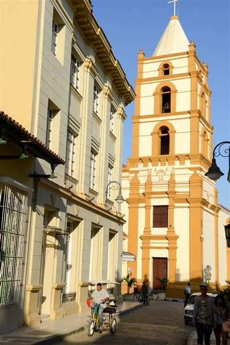 La Iglesia De Soledad En Camagüey Algunas Personas Caminan En La Calle