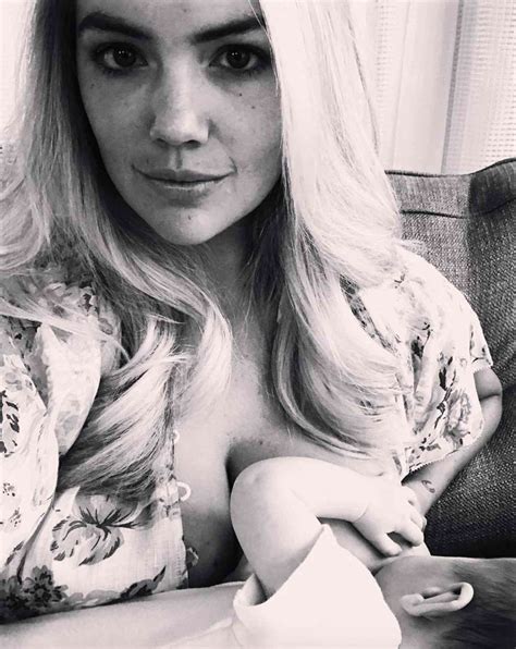 Kate Upton Breastfeeds Daughter In International Womens Day Selfie