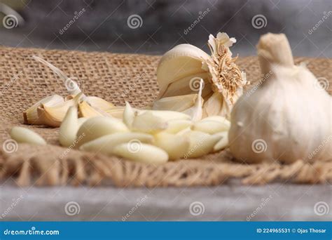Raw Garlic Cloves And Bulb Stock Image Image Of Meals Fresh 224965531