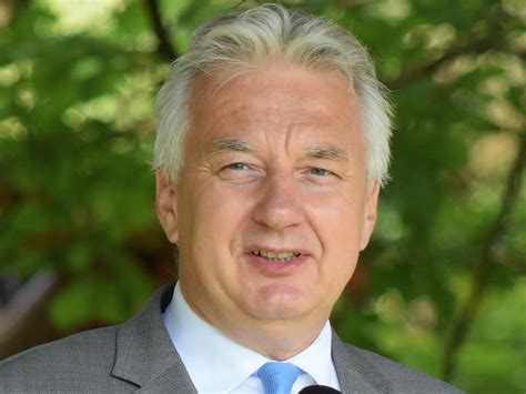 El kell mondani, hogy veszélyhelyzetben nem semjén zsolt nemváltoztatókkal kapcsolatos rémálmai ellen kellene küzdeni, hanem az elszegényedés ellen. Semjén Zsolt az evangélikus egyház vezetőivel egyeztetett ...