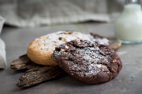 Siapkan loyang, olesi mentega tipis saja, sisihkan. Cara membuat Kue Semprit Coklat Sederhana Dijamin Enak - Masuk!