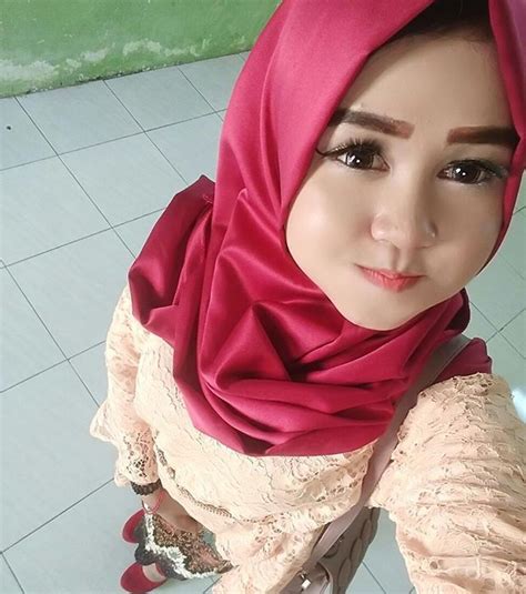 Yang paling menarik darinya menurutku ialah bibir yang ranum dan matanya yang bulat cantik. RABU rasanya benar benar rindu:'* | Wanita, Pejuang wanita, Jilbab cantik