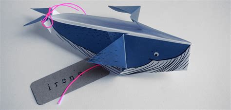 C'est le laps de temps idéal pour laisser à vos proches le temps de réserver la date et de s'organiser pour venir, sans les prévenir trop en avance avec le risque qu'ils oublient ! LE FAIRE PART EN ORIGAMI : LA BALEINE - MinireyveMinireyve