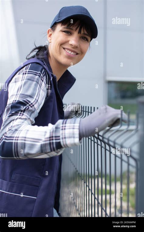 Installing Fencing Hi Res Stock Photography And Images Alamy