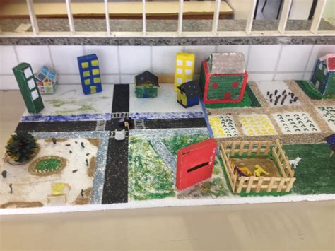 Maquete Sobre Zona Rural E Zona Urbana